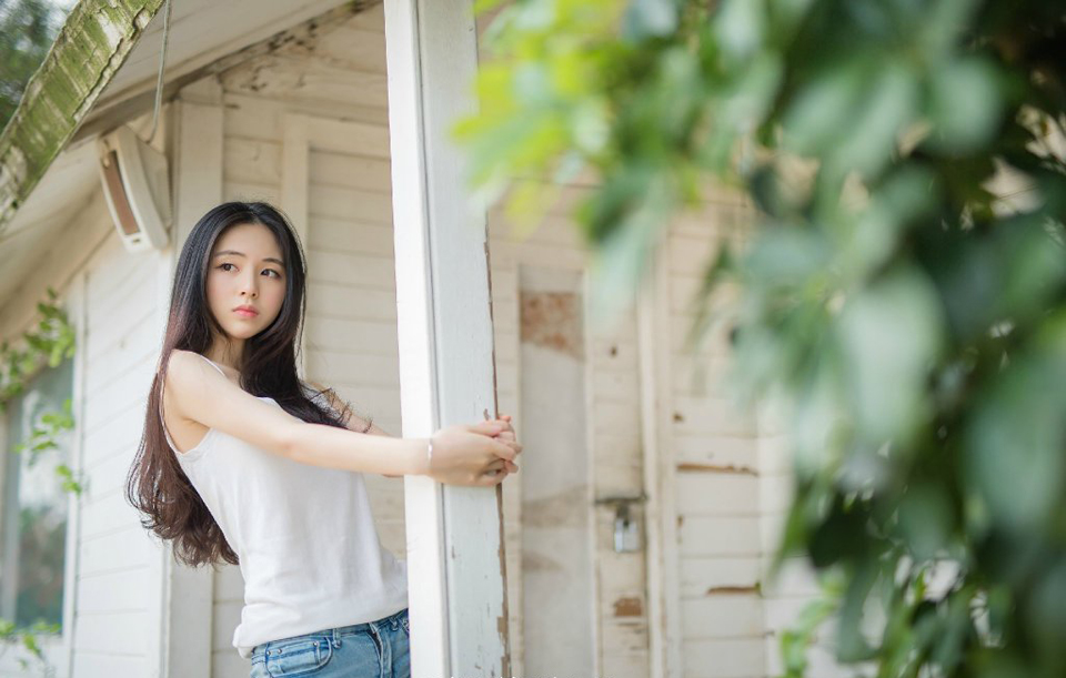 即便是如此，但从整军到出征依旧花了半天的时间，蜀军成平已久，自然无法做到与关中军这般训练有素，行动如风，这些蜀军在没有战事的时候，更多的是在务农，每年能够训练两三个月已经不错了，而关中军却是职业化军队，一年四季不是训练，就是轮番外出执行任务，无论实战还是军事素养，比之蜀军强出都不止一倍。